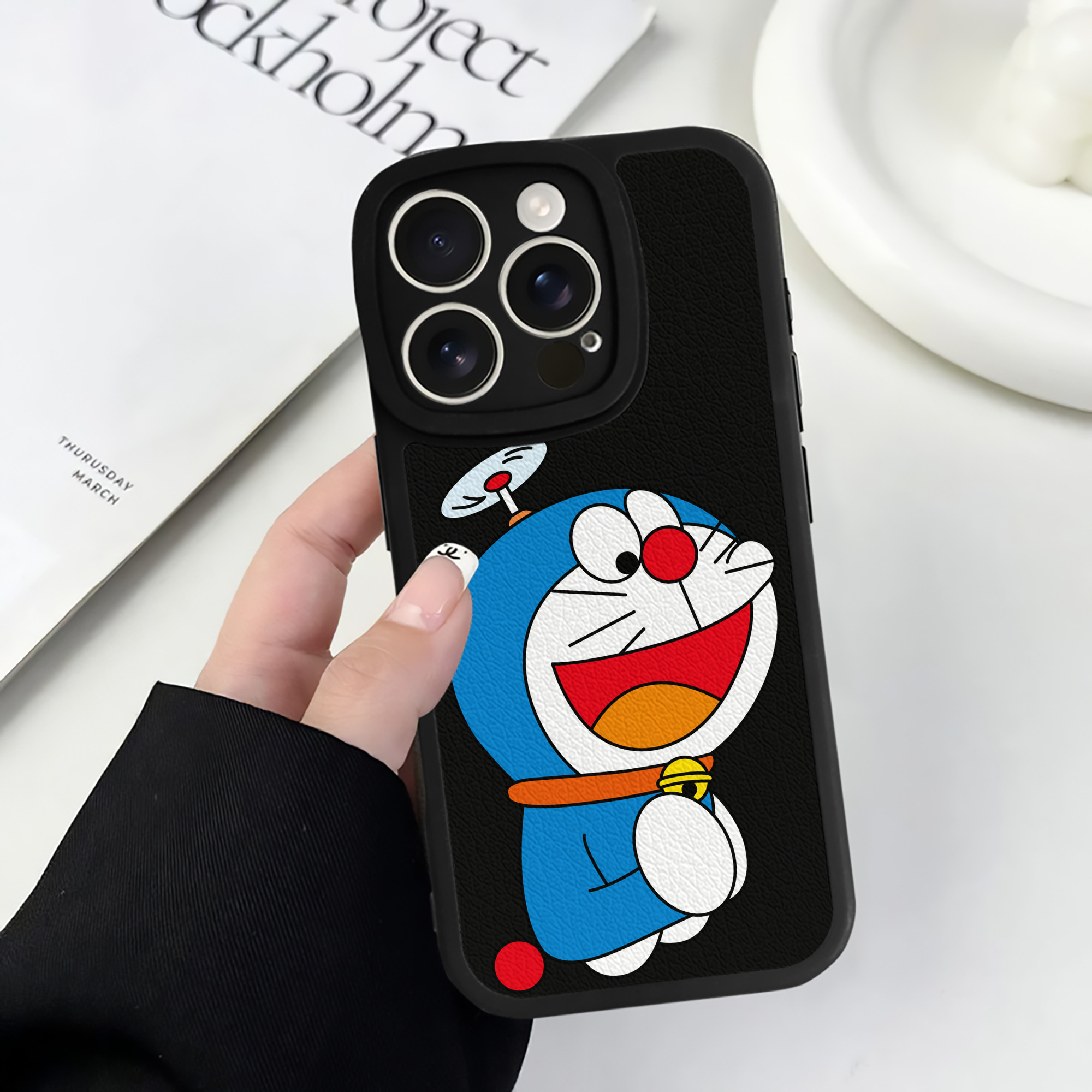 （画像用） ドラえもん Doraemon 【iPhone 16シリーズ対応】シリコンスマホケース（レザー調） 材質：シリコン